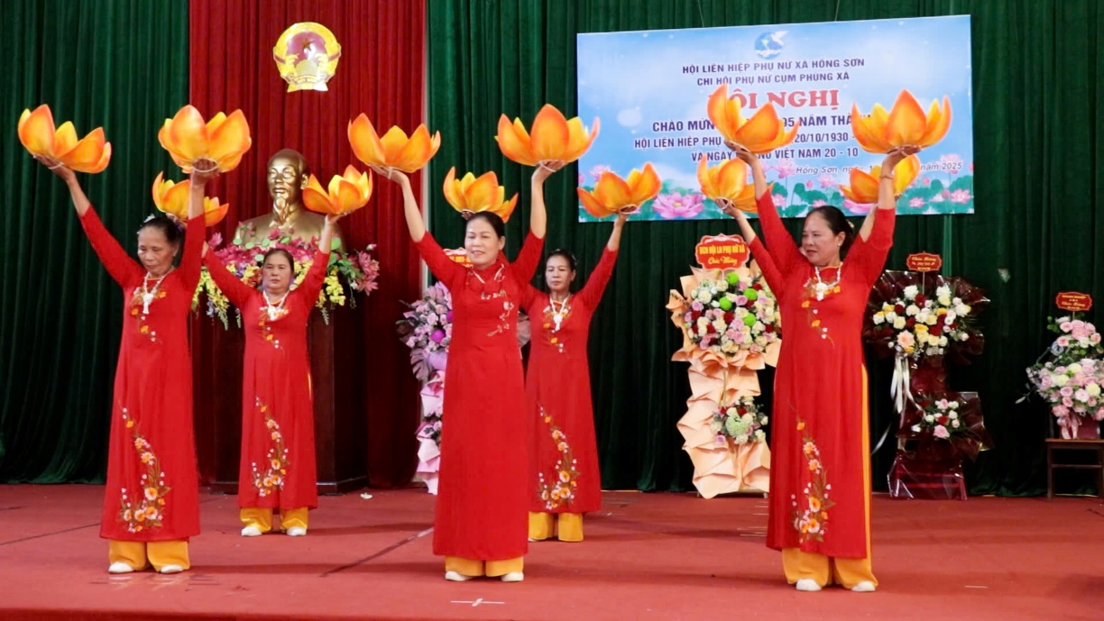 Chi hội phụ nữ cụm Phùng Xá, xã Hồng Sơn sân khấu hoá các tiết mục văn nghệ tái hiện lại truyền thống vẻ vang của Hội Liên hiệp Phụ nữ Việt Nam qua các thời kỳ- Ảnh 12.