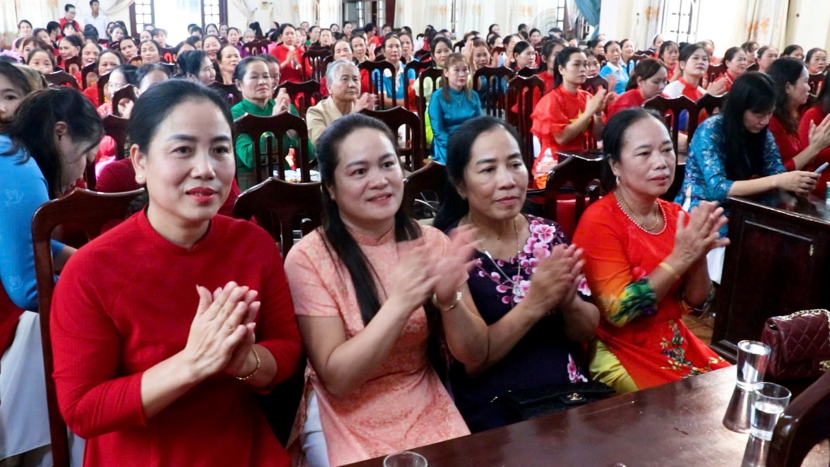 Chi hội phụ nữ cụm Phùng Xá, xã Hồng Sơn sân khấu hoá các tiết mục văn nghệ tái hiện lại truyền thống vẻ vang của Hội Liên hiệp Phụ nữ Việt Nam qua các thời kỳ- Ảnh 13.
