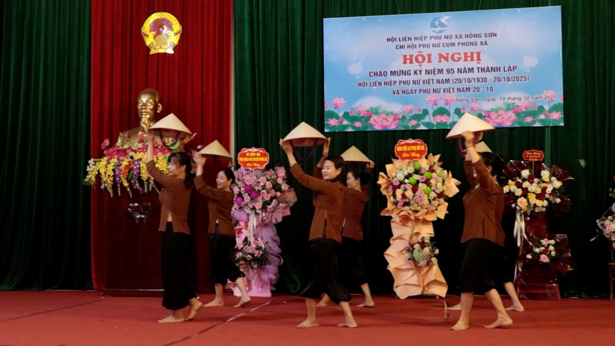 Chi hội phụ nữ cụm Phùng Xá, xã Hồng Sơn sân khấu hoá các tiết mục văn nghệ tái hiện lại truyền thống vẻ vang của Hội Liên hiệp Phụ nữ Việt Nam qua các thời kỳ- Ảnh 16.