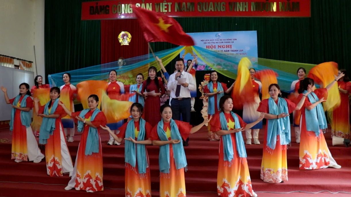 Chi hội phụ nữ cụm Phùng Xá, xã Hồng Sơn sân khấu hoá các tiết mục văn nghệ tái hiện lại truyền thống vẻ vang của Hội Liên hiệp Phụ nữ Việt Nam qua các thời kỳ- Ảnh 17.