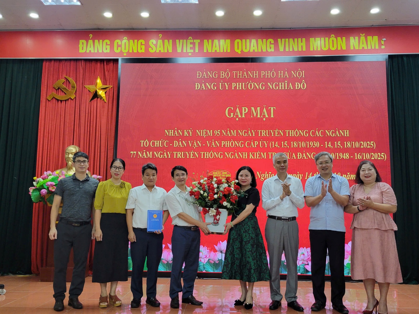 Phường Nghĩa Đô gặp mặt kỷ niệm các ngày truyền thống ngành xây dựng Đảng năm 2025- Ảnh 1.