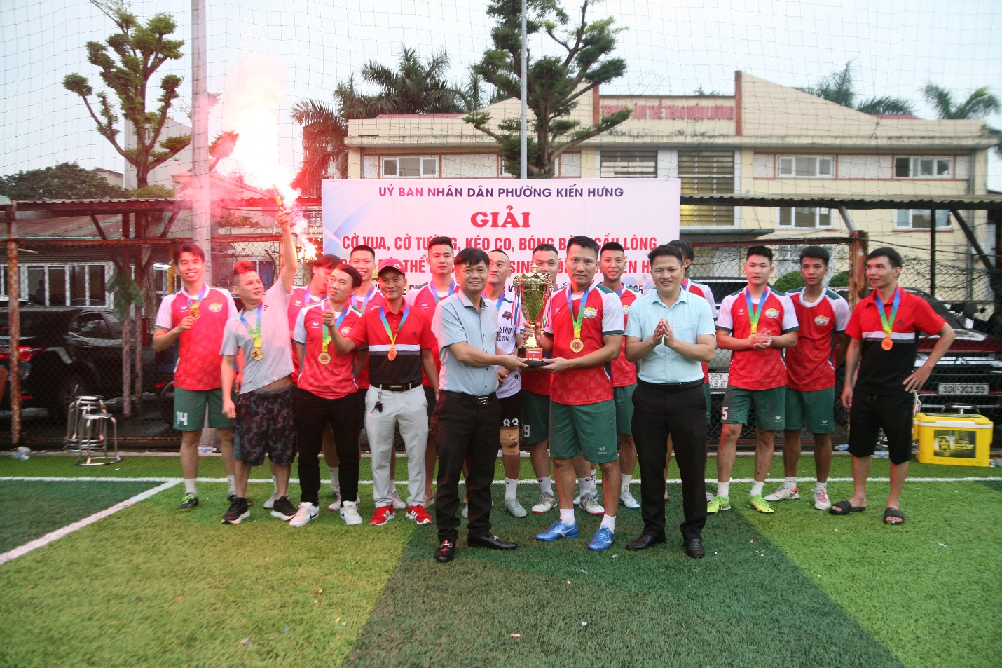 Trao Cúp Vô địch Giải Bóng đá và Giải Nhất kéo co Đại hội thể dục thể thao phường Kiến Hưng lần thứ nhất năm 2025- Ảnh 1.
