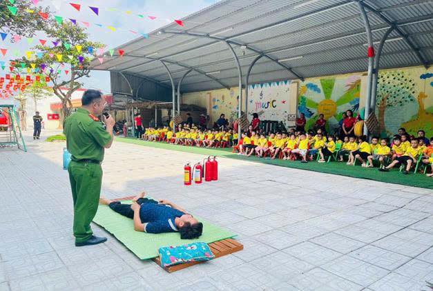 Trường Mầm non Tản Viên tổ chức tập huấn kỹ năng phòng cháy, chữa cháy, cứu nạn cứu hộ cho CBGVNV và học sinh nhà trường- Ảnh 3.