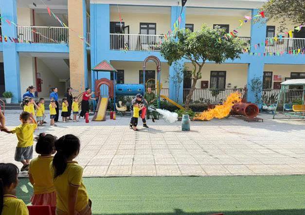 Trường Mầm non Tản Viên tổ chức tập huấn kỹ năng phòng cháy, chữa cháy, cứu nạn cứu hộ cho CBGVNV và học sinh nhà trường- Ảnh 1.