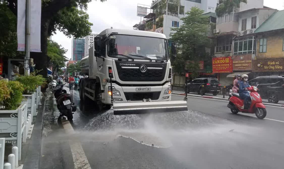 Công ty TNHH MTV Môi trường Đô thị Hà Nội, Chi nhánh Đống Đa thần tốc ra quân dọn dẹp vệ sinh môi trường sau bão- Ảnh 7.