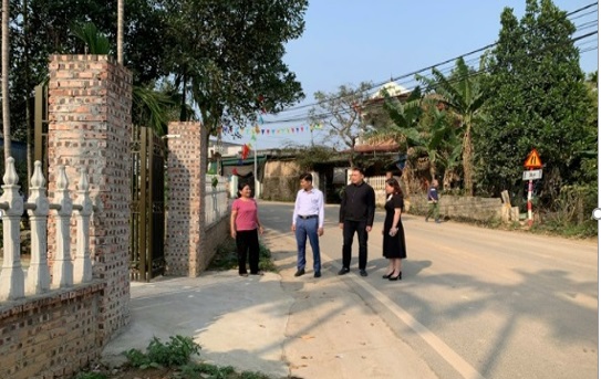 Cô gái Mường tình nguyện hiến đất mở đường- Ảnh 1.