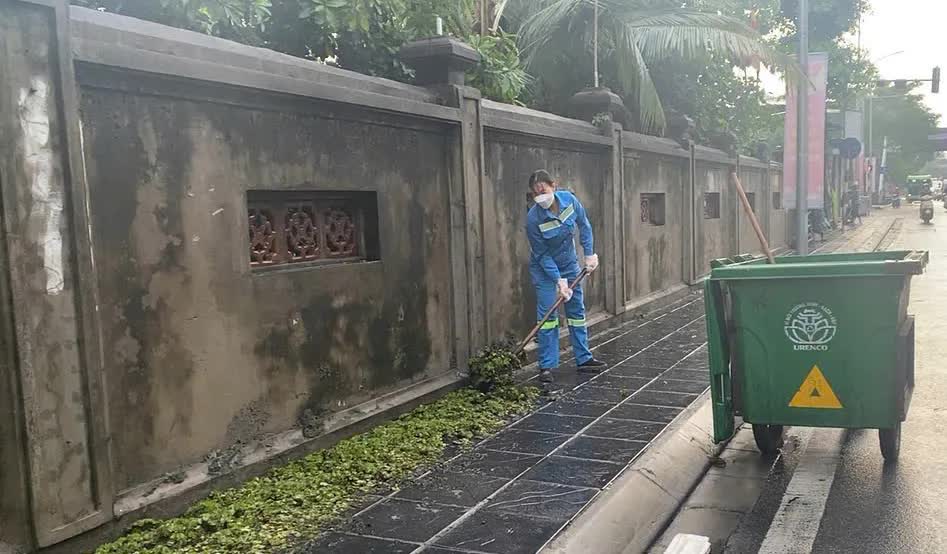 Công ty TNHH MTV Môi trường Đô thị Hà Nội, Chi nhánh Đống Đa thần tốc ra quân dọn dẹp vệ sinh môi trường sau bão- Ảnh 6.