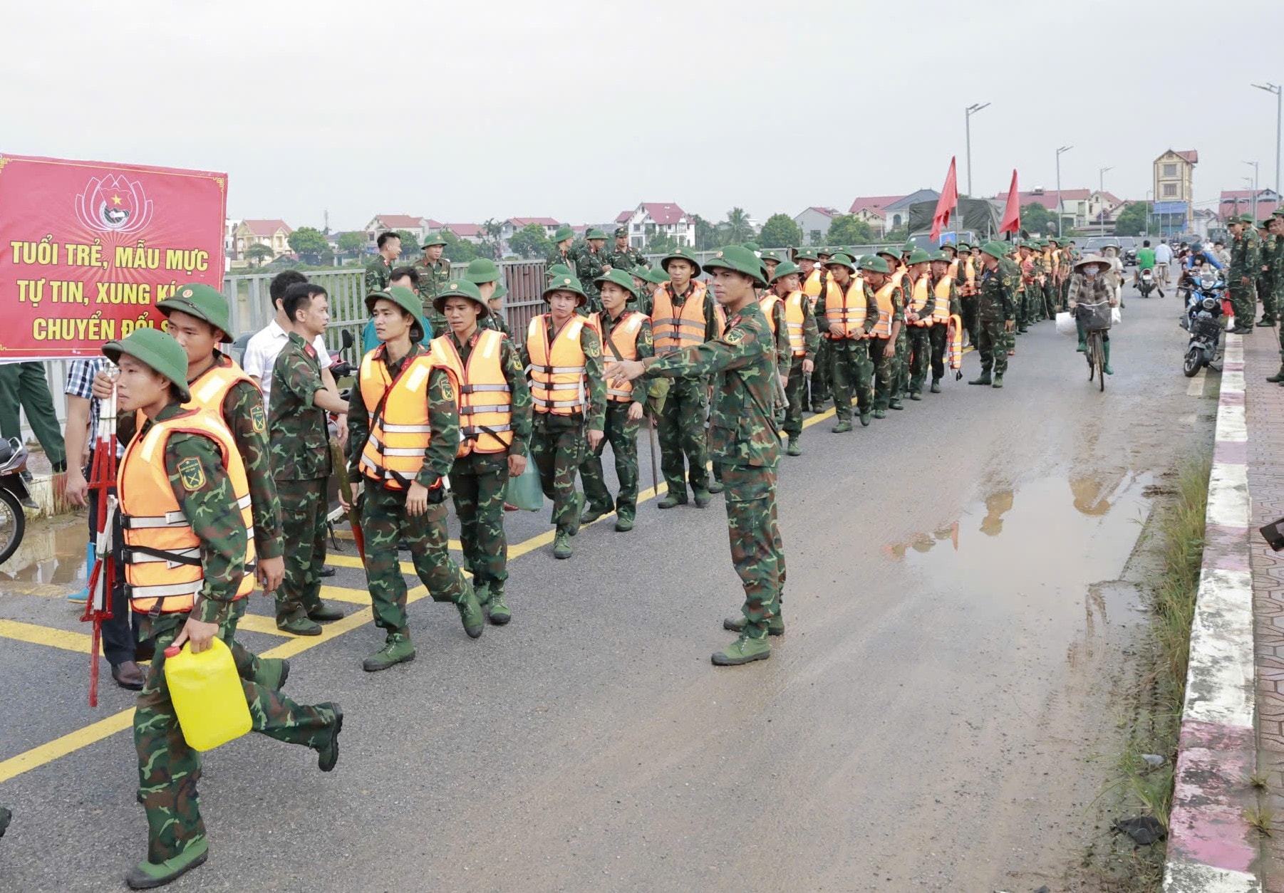 Xã Đa Phúc: Khoảng 350 bộ đội, dân quân hỗ trợ người dân thu hoạch lúa chạy lũ- Ảnh 2.