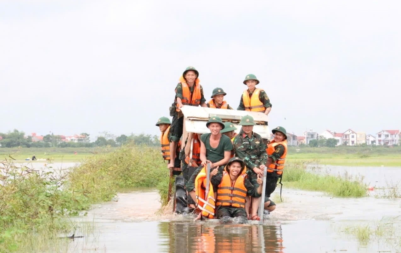 Xã Đa Phúc: Khoảng 350 bộ đội, dân quân hỗ trợ người dân thu hoạch lúa chạy lũ- Ảnh 3.