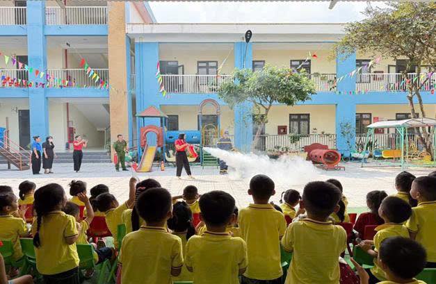 Trường Mầm non Tản Viên tổ chức tập huấn kỹ năng phòng cháy, chữa cháy, cứu nạn cứu hộ cho CBGVNV và học sinh nhà trường- Ảnh 2.