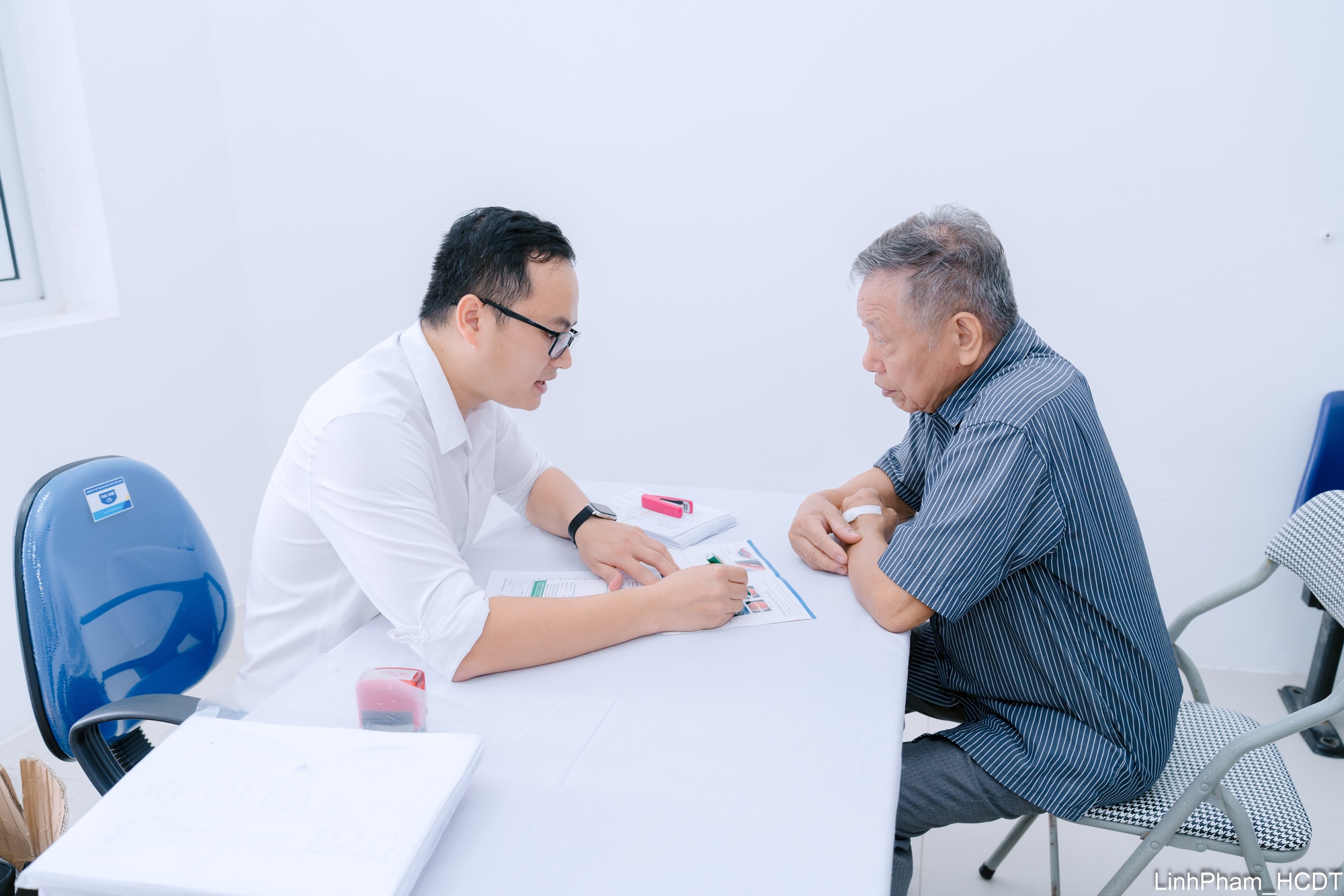 Toàn dân xã Quang Minh được khám, quản lý sức khỏe miễn phí- Ảnh 12. Toàn dân xã Quang Minh được khám, quản lý sức khỏe miễn phí- Ảnh 12.