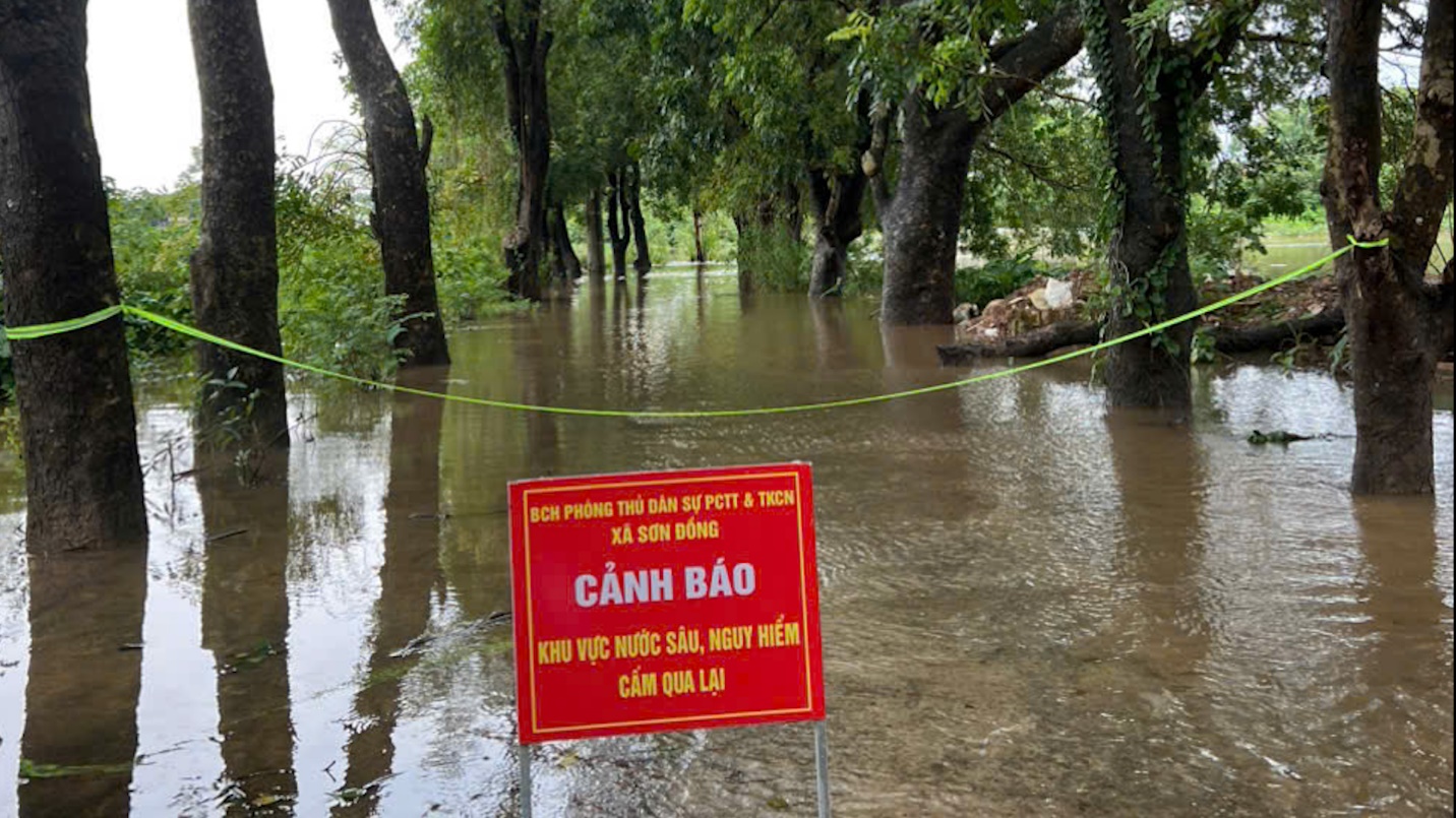 Thông báo: Cầu Yên Thái ngập sâu, người và các phương tiện chấp hành sự điều tiết của lực lượng chức năng- Ảnh 1.