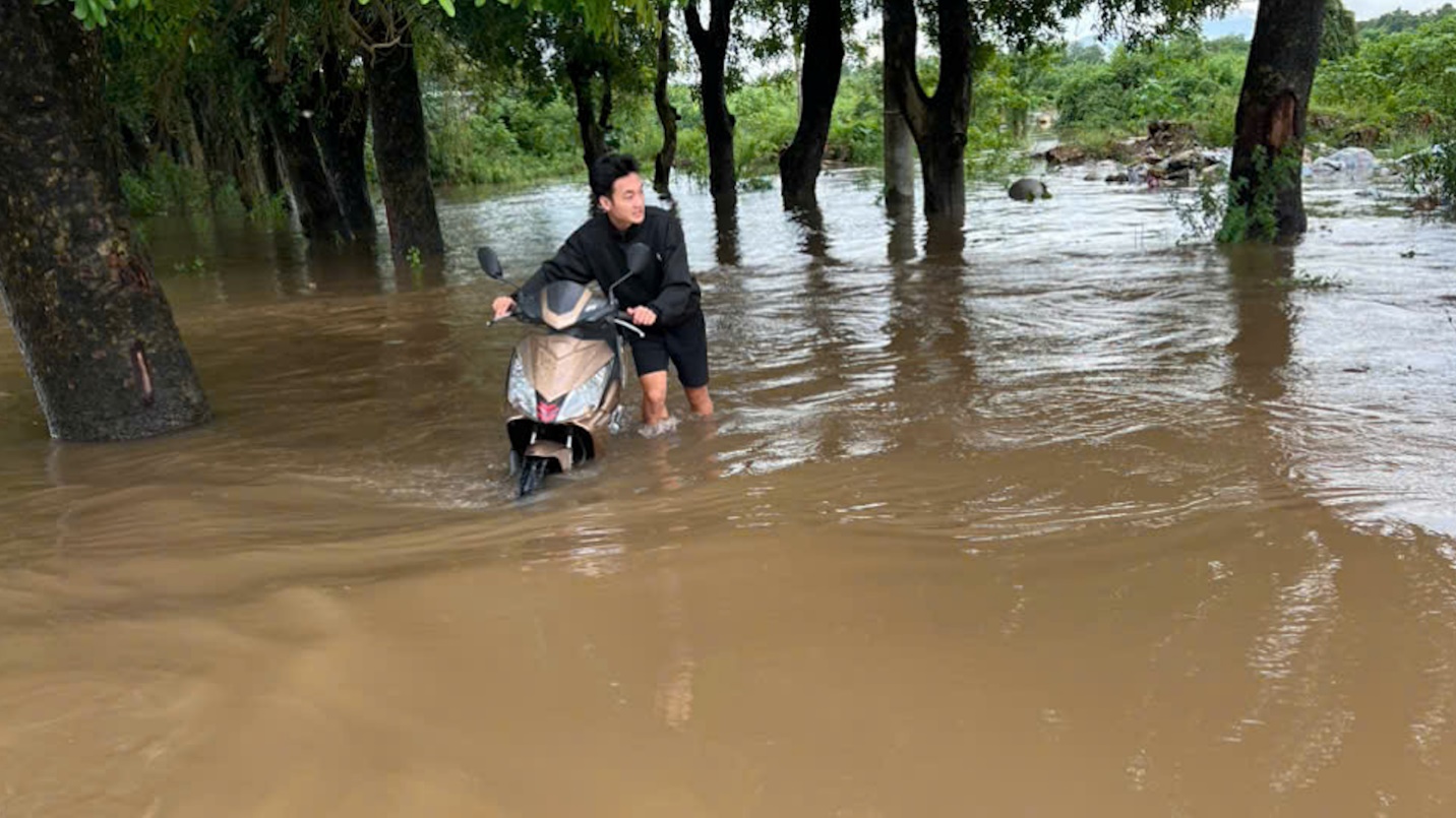 Thông báo: Cầu Yên Thái ngập sâu, người và các phương tiện chấp hành sự điều tiết của lực lượng chức năng- Ảnh 2.