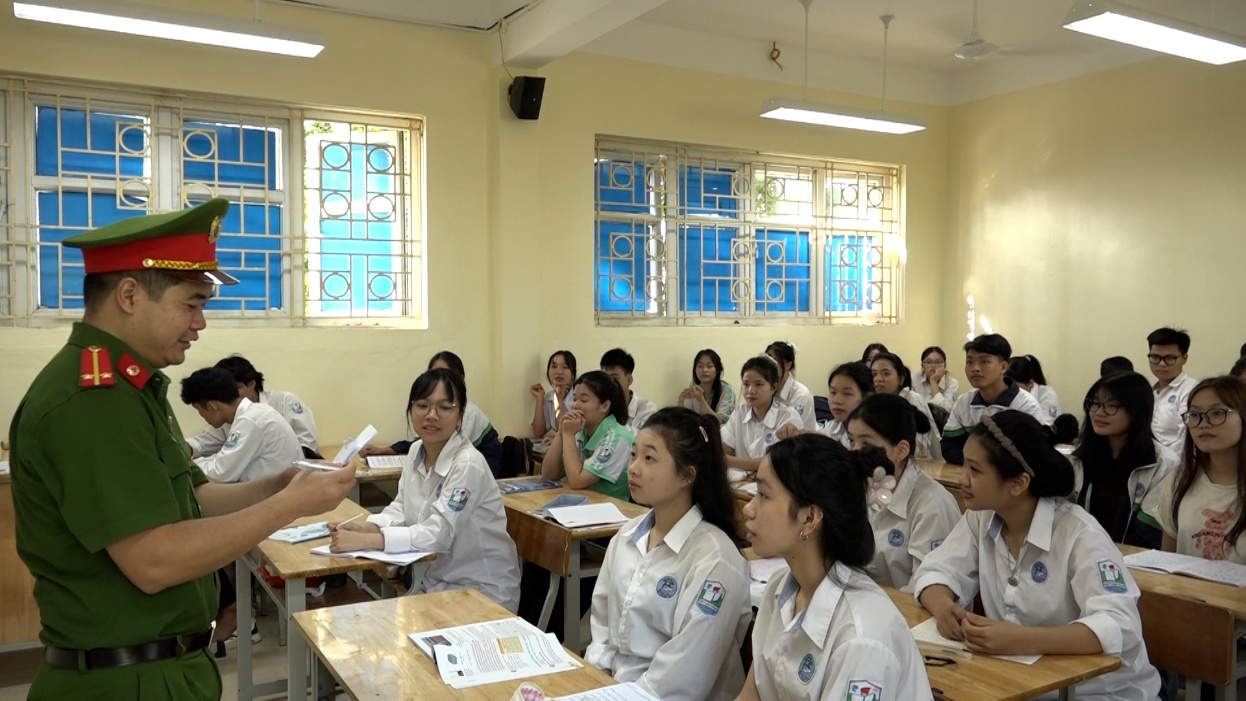 C:\Users\NOVATECHPC\Desktop\BKAVQ\KIEM TRA ATGT\Sequence 01.00_00_22_00.Still004.jpg