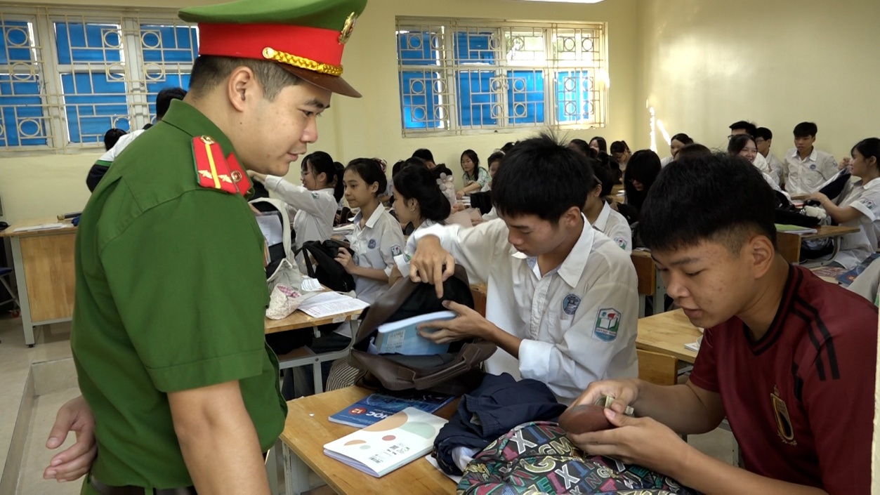 C:\Users\NOVATECHPC\Desktop\BKAVQ\KIEM TRA ATGT\Sequence 01.00_00_04_05.Still002.jpg