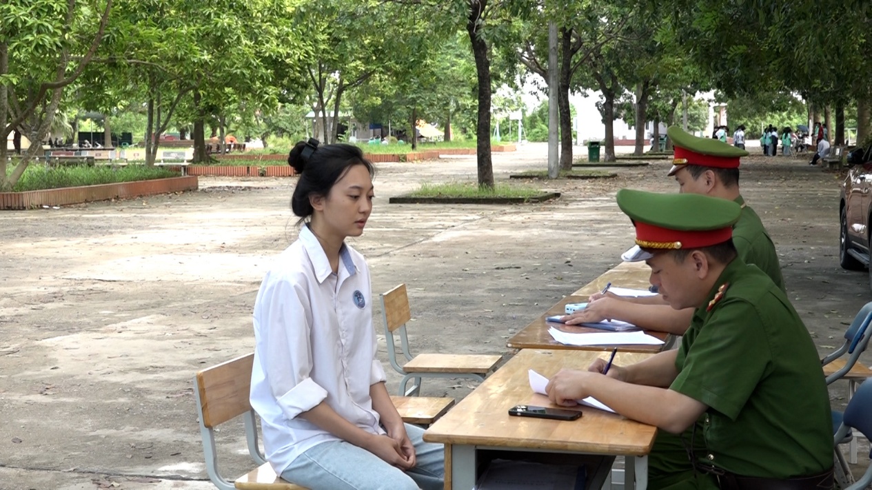 C:\Users\NOVATECHPC\Desktop\BKAVQ\KIEM TRA ATGT\Sequence 01.00_01_58_14.Still012.jpg