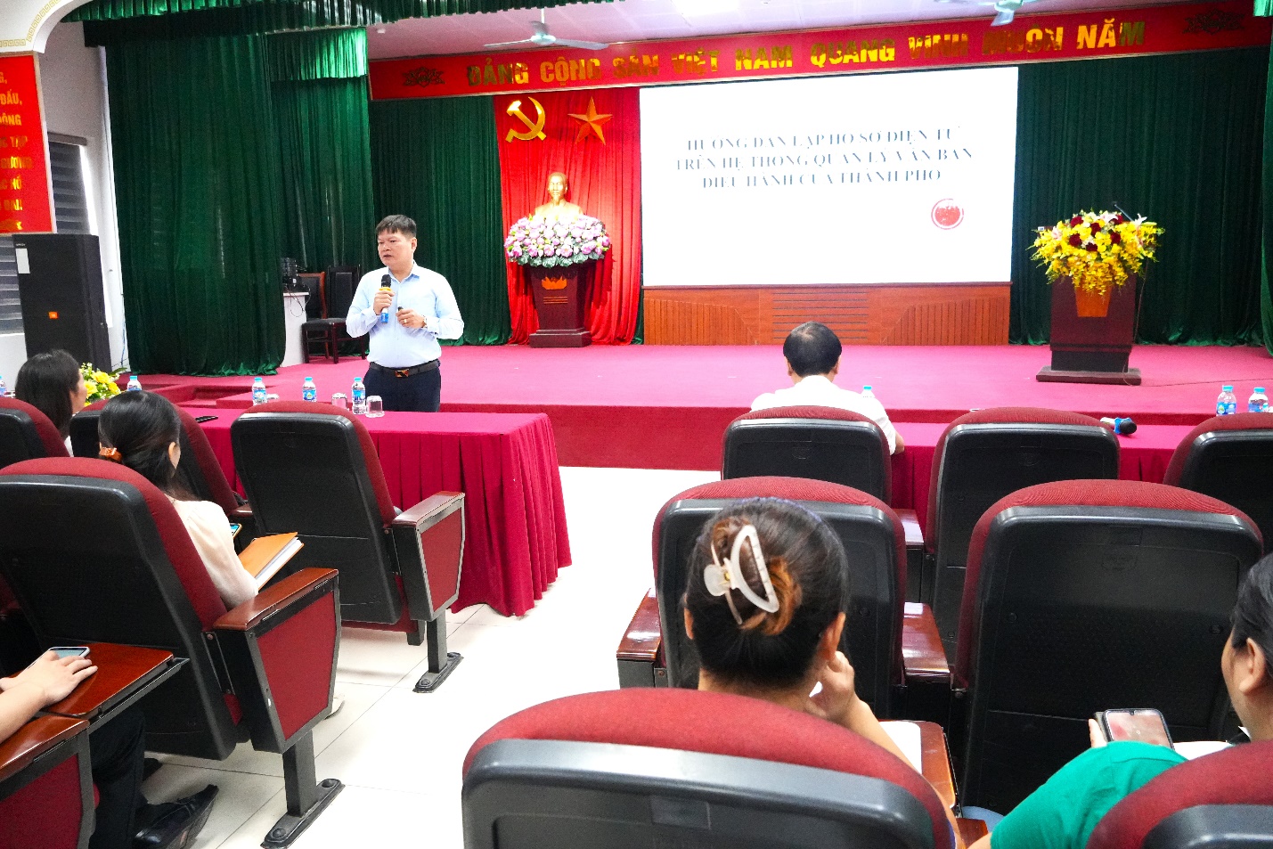 Phường Phú Diễn tổ chức tập huấn công tác quản lý nhà nước về văn thư – lưu trữ năm 2025- Ảnh 2.