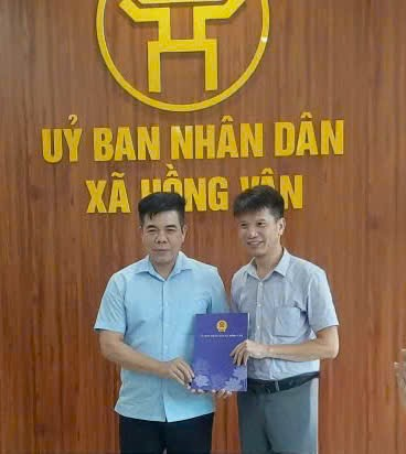 UBND XÃ HỒNG VÂN TỔ CHỨC HỘI NGHỊ CÔNG BỐ GIAO NHIỆM VỤ PHỤ TRÁCH CƠ QUAN VĂN PHÒNG HĐND & UBND VÀ TRAO QUYẾT ĐỊNH ĐIỀU ĐỘNG CÔNG CHỨC- Ảnh 1.