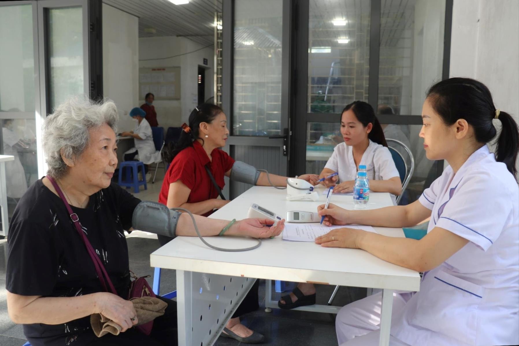 Gần 1.000 người cao tuổi phường Định Công được khám sức khỏe miễn phí- Ảnh 2.