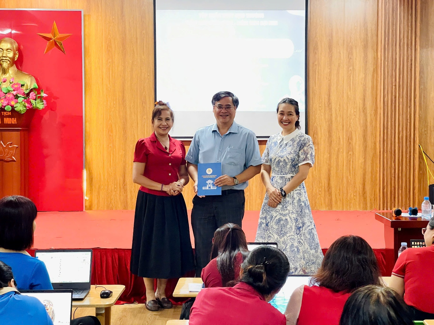 TRƯỜNG MẦM NON ĐỊNH CÔNG TỔ CHỨC TẬP HUẤN BỒI DƯỠNG KỸ NĂNG ỨNG DỤNG TRÍ TUỆ NHÂN TẠO AI TRONG CÔNG TÁC CHĂM SÓC GIÁO DỤC TRẺ NĂM HỌC 2025 - 2026- Ảnh 1.