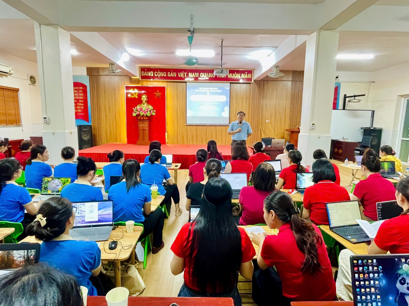 TRƯỜNG MẦM NON ĐỊNH CÔNG TỔ CHỨC TẬP HUẤN BỒI DƯỠNG KỸ NĂNG ỨNG DỤNG TRÍ TUỆ NHÂN TẠO AI TRONG CÔNG TÁC CHĂM SÓC GIÁO DỤC TRẺ NĂM HỌC 2025 - 2026- Ảnh 2.