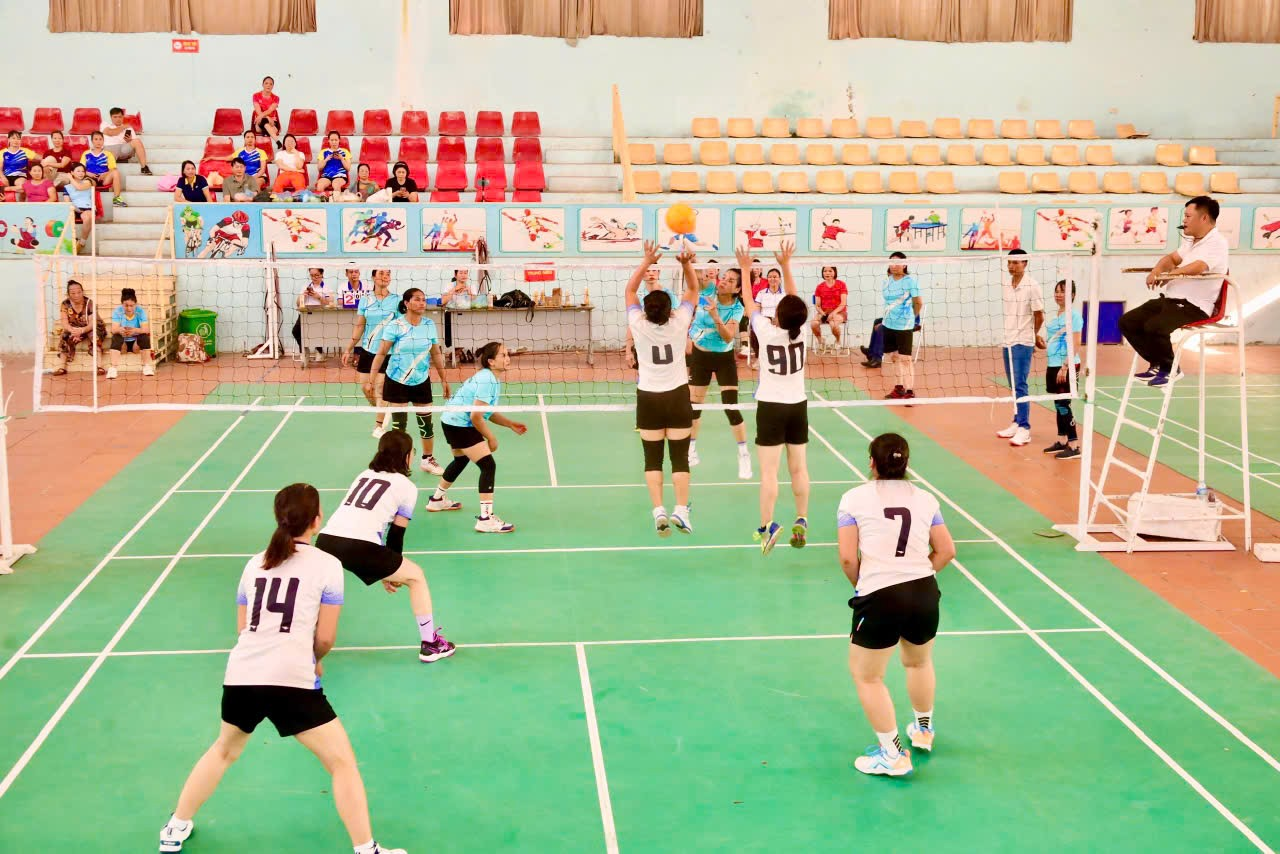 Sôi nổi Giải bóng chuyền hơi nữ xã Quảng Oai năm 2025- Ảnh 1.