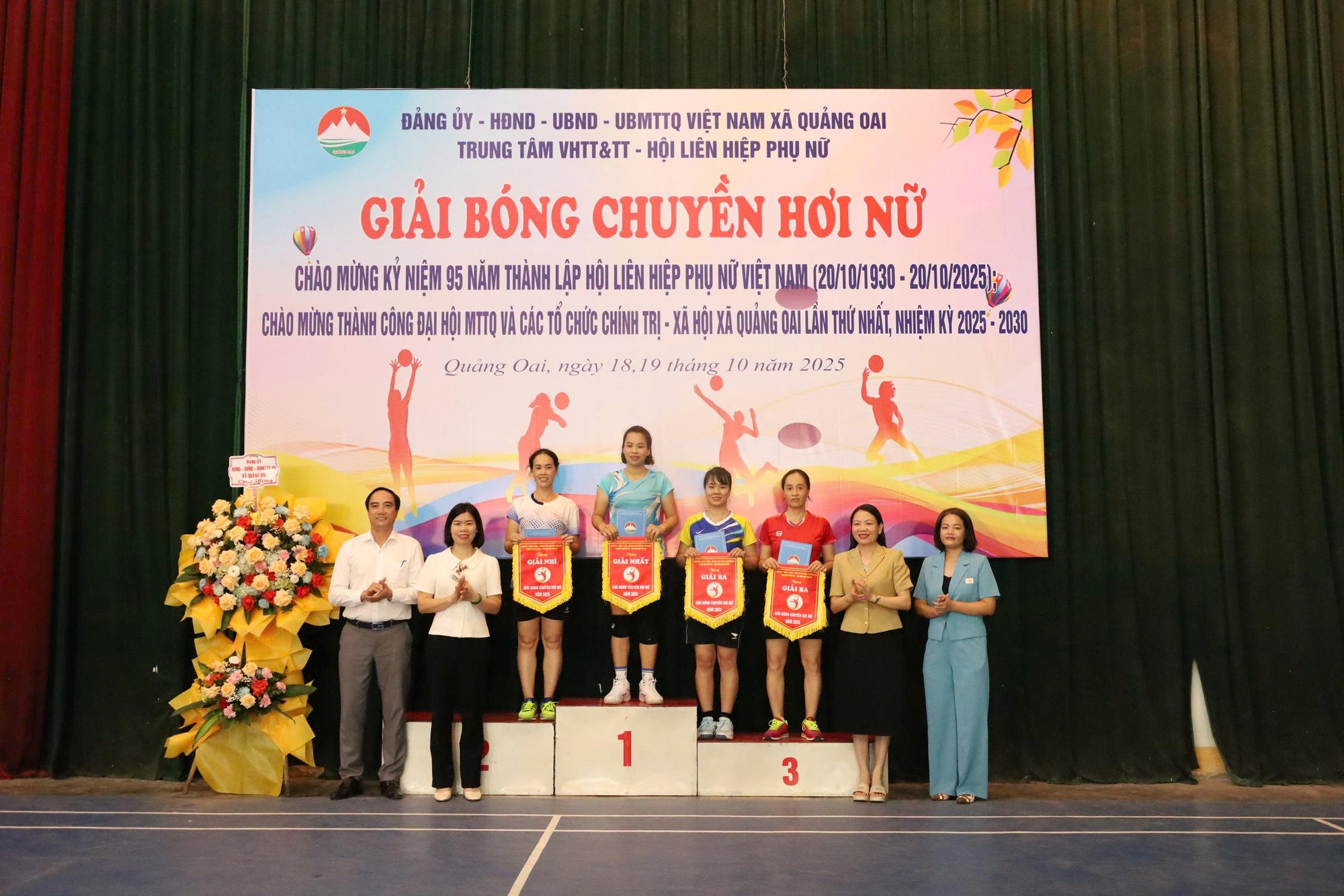 Sôi nổi Giải bóng chuyền hơi nữ xã Quảng Oai năm 2025- Ảnh 2.