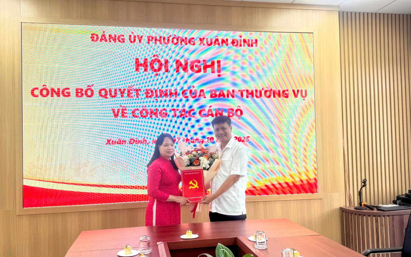 Phường Xuân Đỉnh tổ chức Hội nghị công bố và trao quyết định về công tác cán bộ