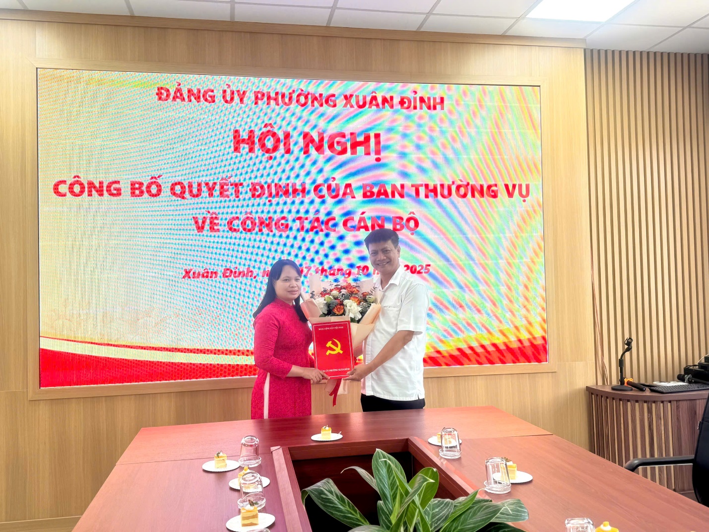 Phường Xuân Đỉnh tổ chức Hội nghị công bố và trao quyết định về công tác cán bộ- Ảnh 1.