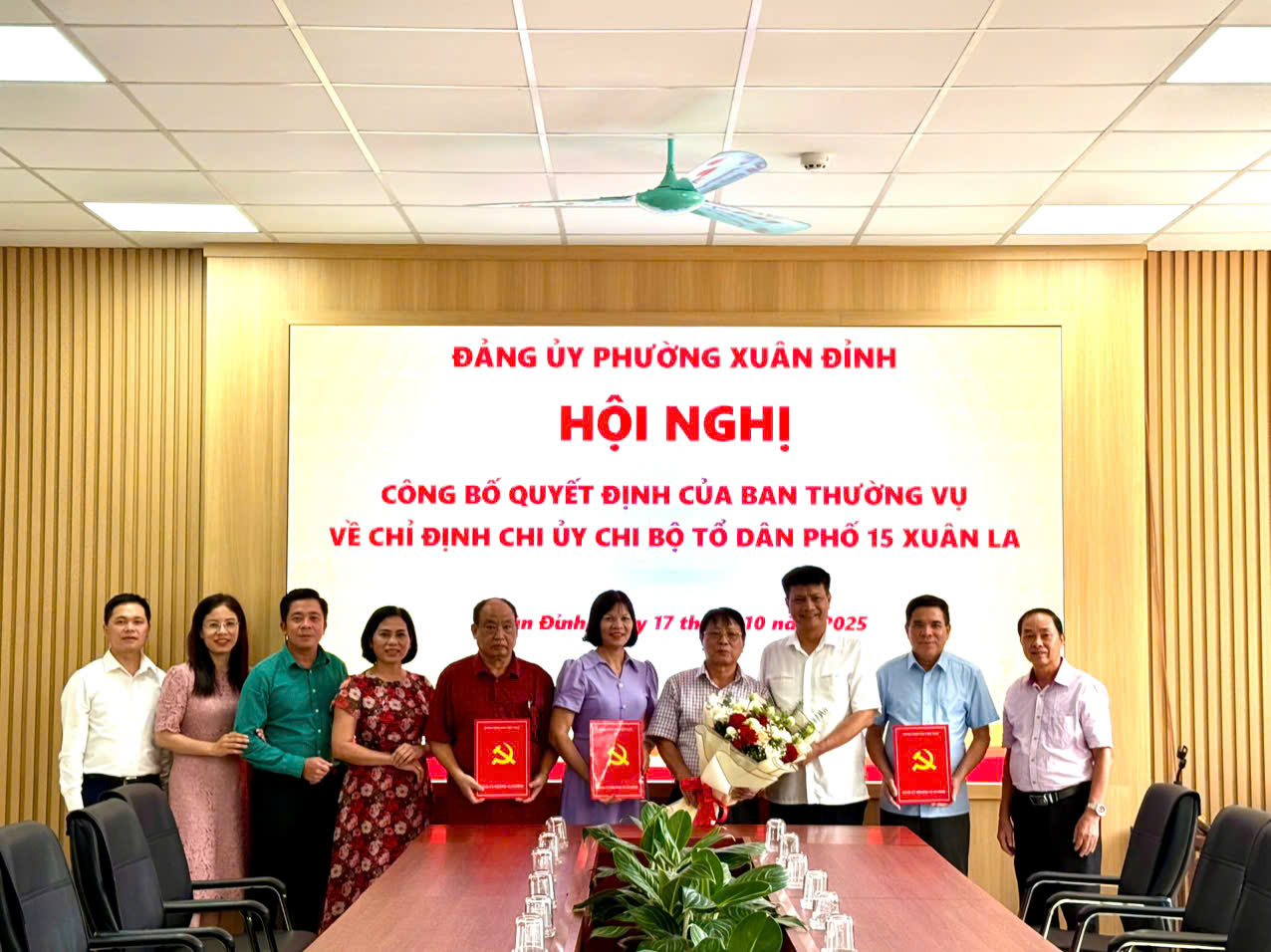 Hội nghị công bố quyết định chỉ định Chi ủy Chi bộ Tổ dân phố 15 Xuân La- Ảnh 1.