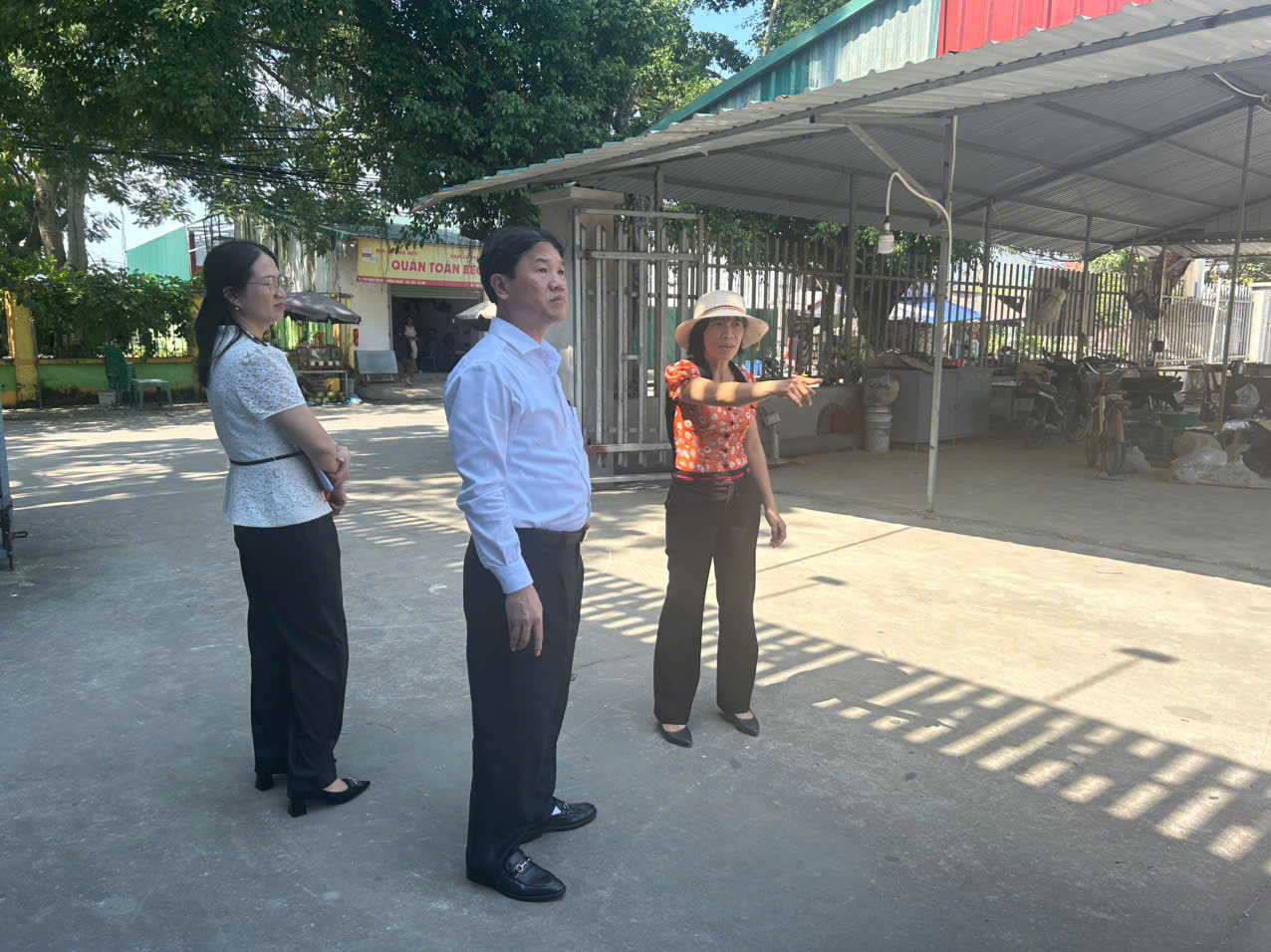 Ảnh có chứa trang phục, ngoài trời, người, giày dép  Nội dung do AI tạo ra có thể không chính xác.