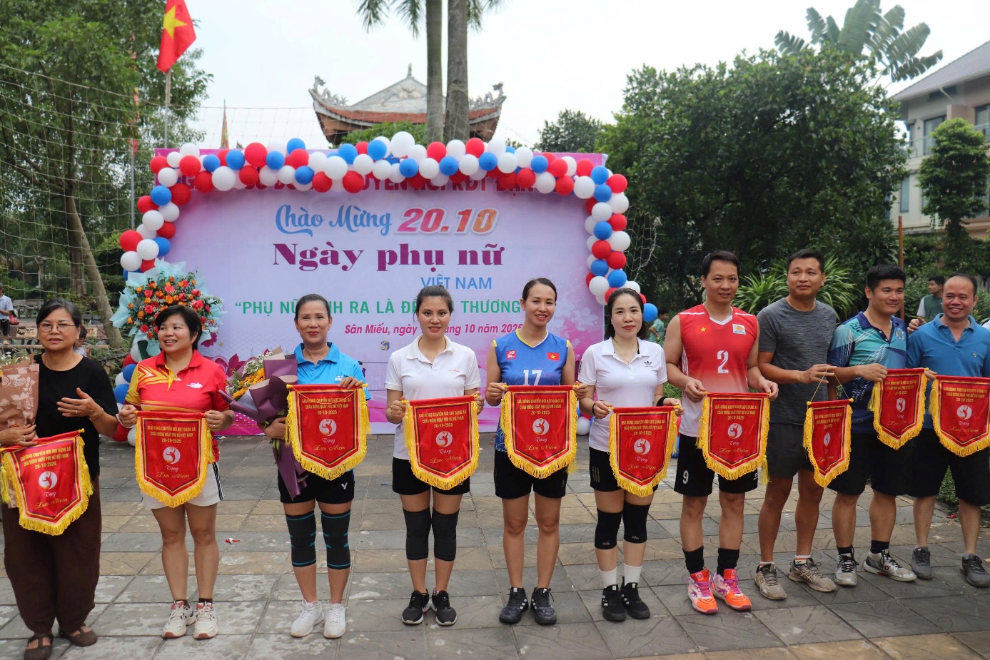 Ảnh có chứa người, trang phục, ngoài trời, cười  Nội dung do AI tạo ra có thể không chính xác.