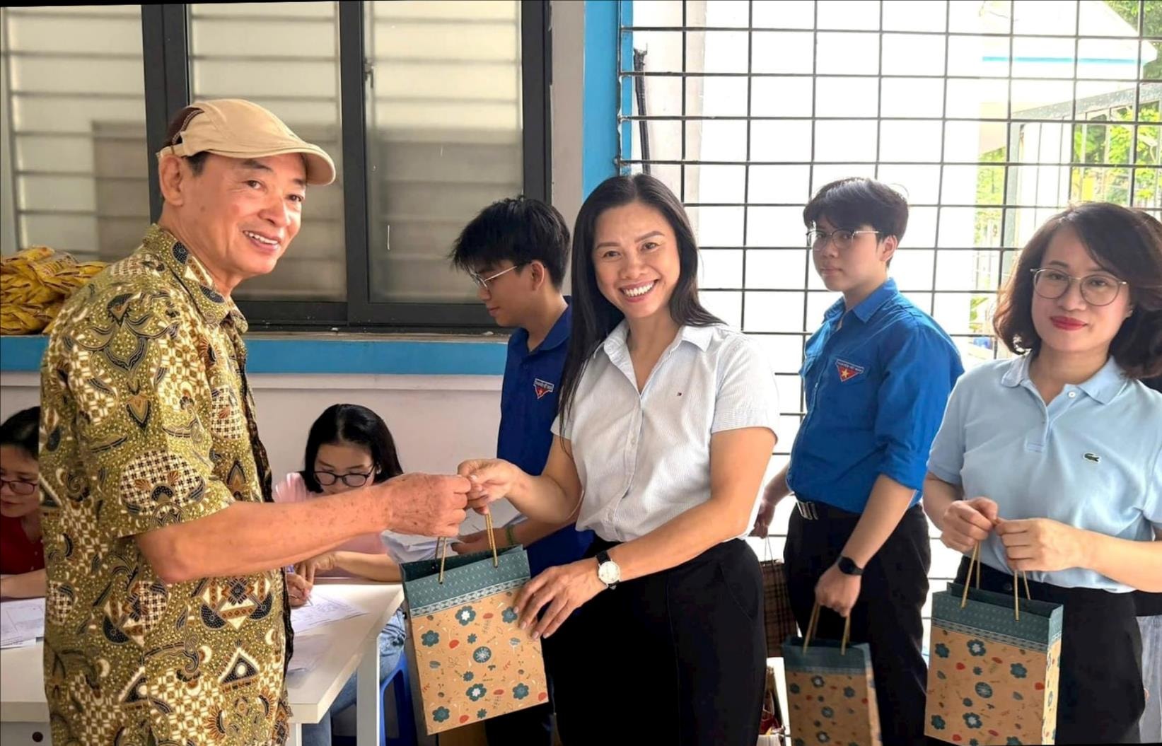 Gần 1.000 người cao tuổi phường Định Công được khám sức khỏe miễn phí- Ảnh 1.