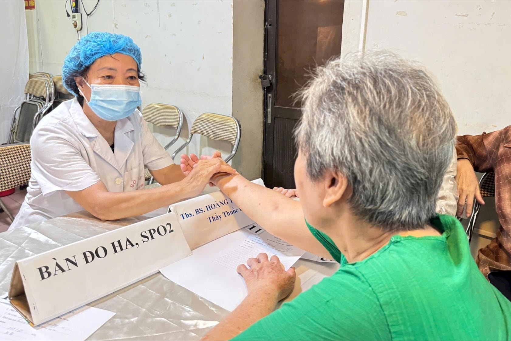 Gần 1.000 người cao tuổi phường Định Công được khám sức khỏe miễn phí- Ảnh 3.