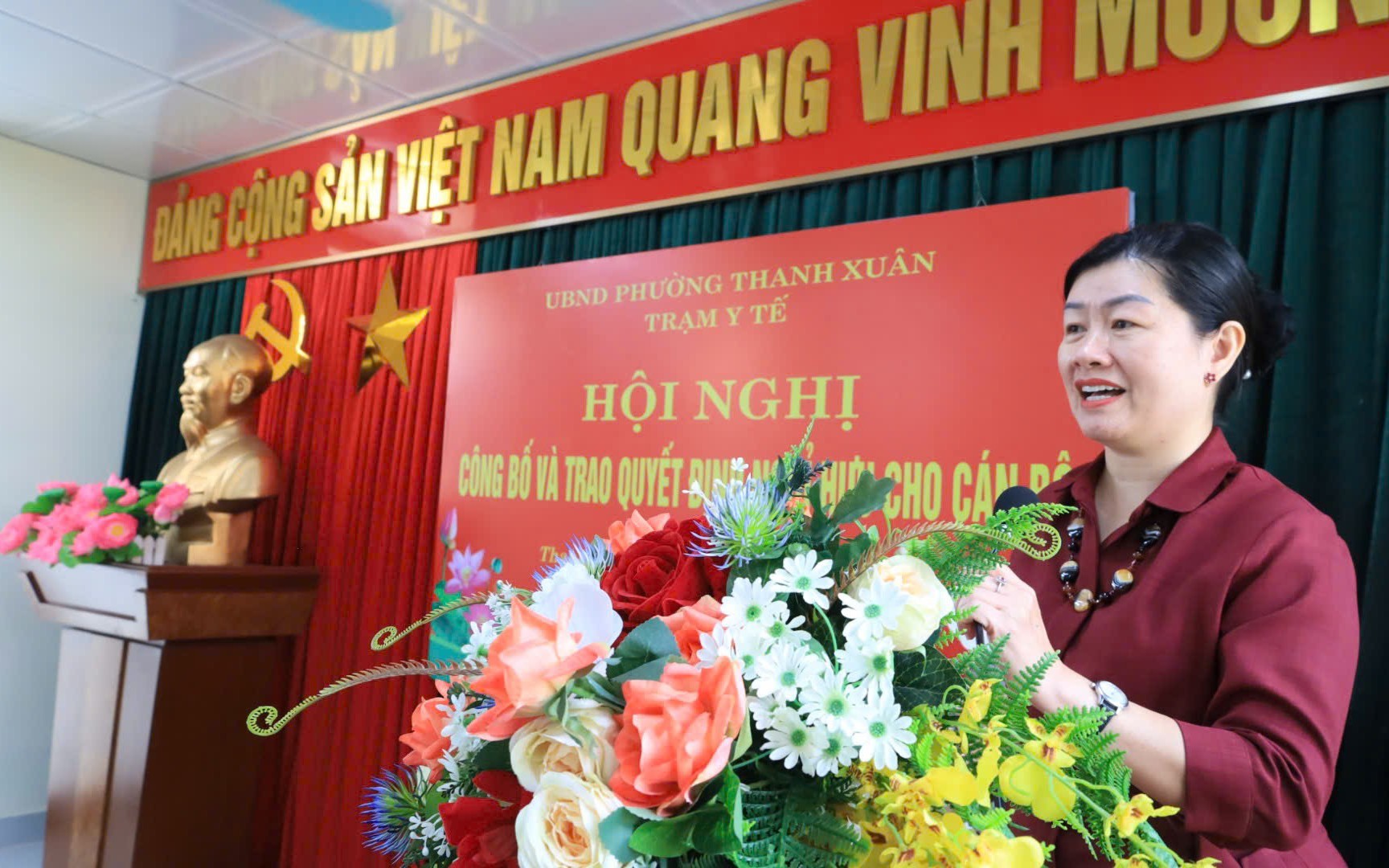 Đồng chí Vương Thị Vân Khánh - Ủy viên Ban Thường vụ Đảng ủy, Phó Chủ tịch UBND phường Thanh Xuân phát biểu chúc mừng các cán bộ được nghỉ hưu