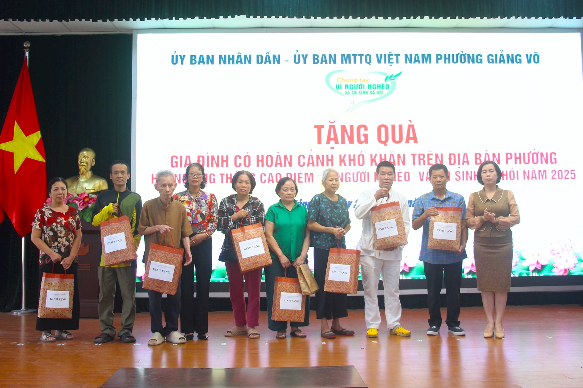 Quỹ Vì người nghèo phường Giảng Võ đạt hơn 1,3 tỷ đồng- Ảnh 3.