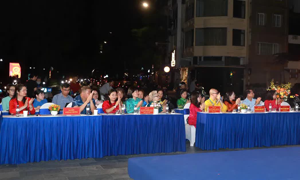 Festival áo dài “Phụ nữ phường Hai Bà Trưng vững bước vào kỷ nguyên vươn mình của dân tộc”- Ảnh 1.