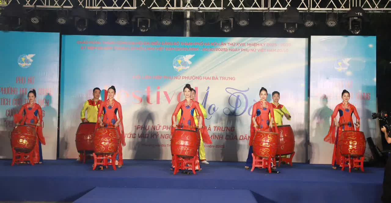 Festival áo dài “Phụ nữ phường Hai Bà Trưng vững bước vào kỷ nguyên vươn mình của dân tộc”- Ảnh 8.