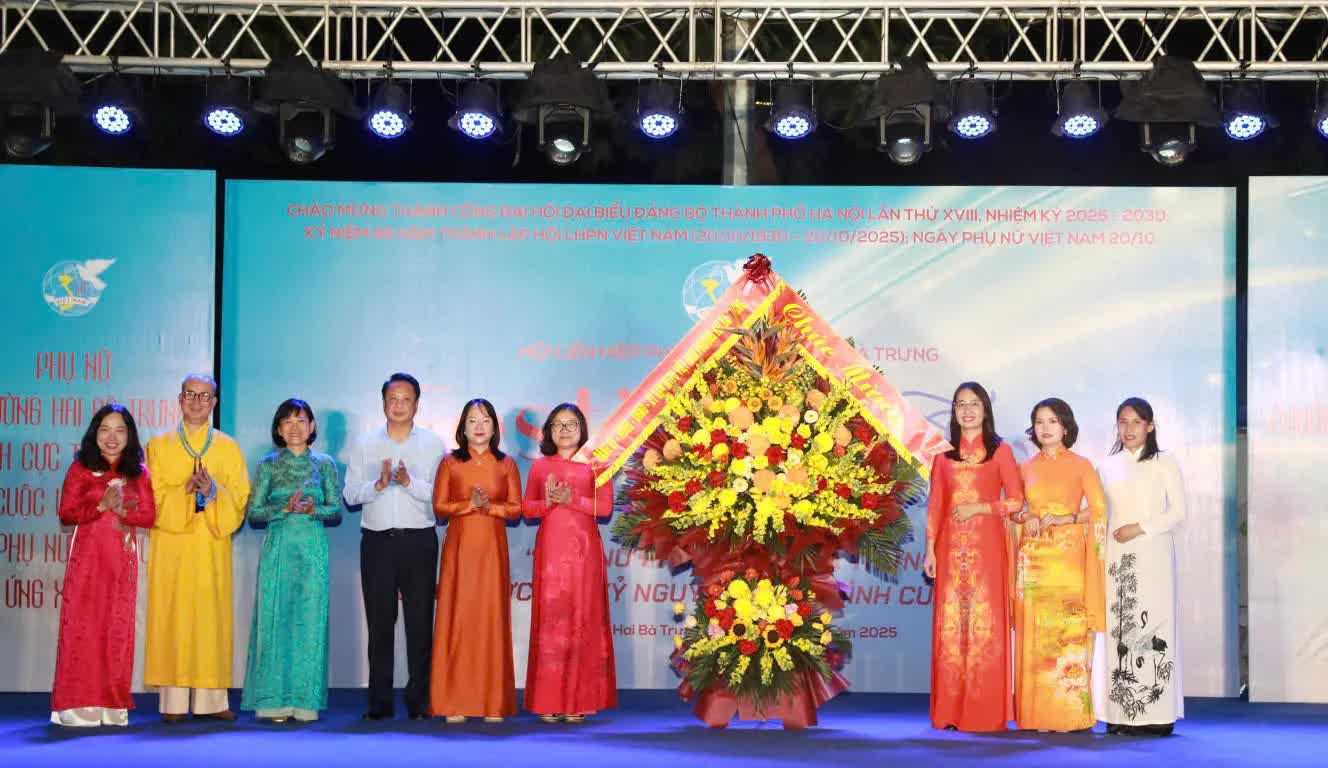 Festival áo dài “Phụ nữ phường Hai Bà Trưng vững bước vào kỷ nguyên vươn mình của dân tộc”- Ảnh 3.