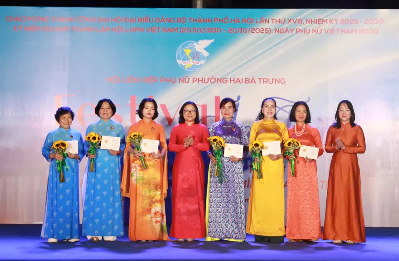 Festival áo dài “Phụ nữ phường Hai Bà Trưng vững bước vào kỷ nguyên vươn mình của dân tộc”- Ảnh 4.