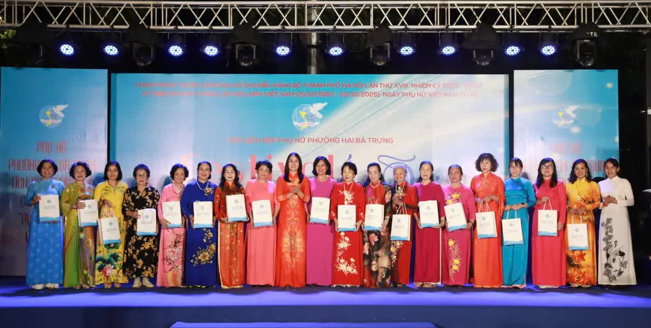 Festival áo dài “Phụ nữ phường Hai Bà Trưng vững bước vào kỷ nguyên vươn mình của dân tộc”- Ảnh 6.