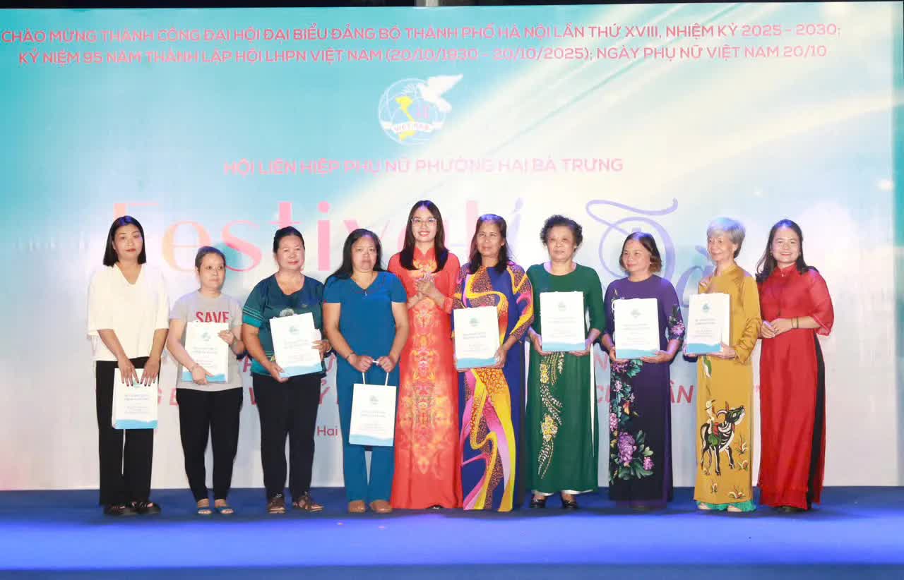 Festival áo dài “Phụ nữ phường Hai Bà Trưng vững bước vào kỷ nguyên vươn mình của dân tộc”- Ảnh 7.