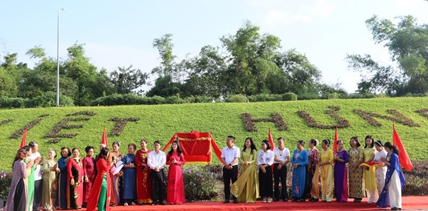 Hội LHPN Phường: Ra mắt mô hình Dân vận khéo “Phủ xanh mái đê” chào mừng kỷ niệm 95 năm thành lập Hội LHPN Việt Nam (20/10/1930 - 20/10/2025)- Ảnh 2.