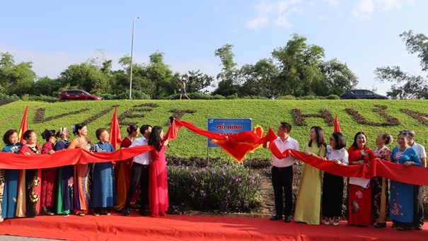 Hội LHPN Phường: Ra mắt mô hình Dân vận khéo “Phủ xanh mái đê” chào mừng kỷ niệm 95 năm thành lập Hội LHPN Việt Nam (20/10/1930 - 20/10/2025)- Ảnh 3.