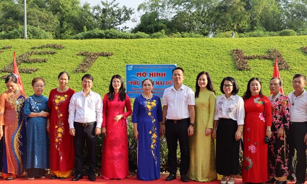 Hội LHPN Phường: Ra mắt mô hình Dân vận khéo “Phủ xanh mái đê” chào mừng kỷ niệm 95 năm thành lập Hội LHPN Việt Nam (20/10/1930 - 20/10/2025)- Ảnh 4.