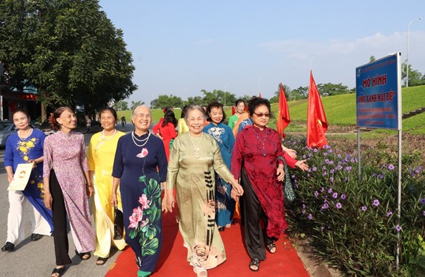 Hội LHPN Phường: Ra mắt mô hình Dân vận khéo “Phủ xanh mái đê” chào mừng kỷ niệm 95 năm thành lập Hội LHPN Việt Nam (20/10/1930 - 20/10/2025)- Ảnh 6.