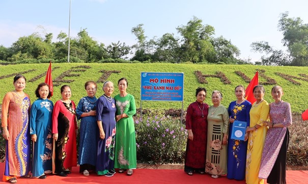 Hội LHPN Phường: Ra mắt mô hình Dân vận khéo “Phủ xanh mái đê” chào mừng kỷ niệm 95 năm thành lập Hội LHPN Việt Nam (20/10/1930 - 20/10/2025)- Ảnh 5.