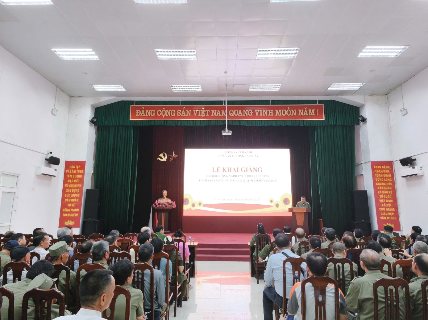 Công an phường Cầu Giấy khai giảng lớp bồi dưỡng nghiệp vụ cho lực lượng tham gia bảo vệ an ninh, trật tự ở cơ sở năm 2025- Ảnh 2.
