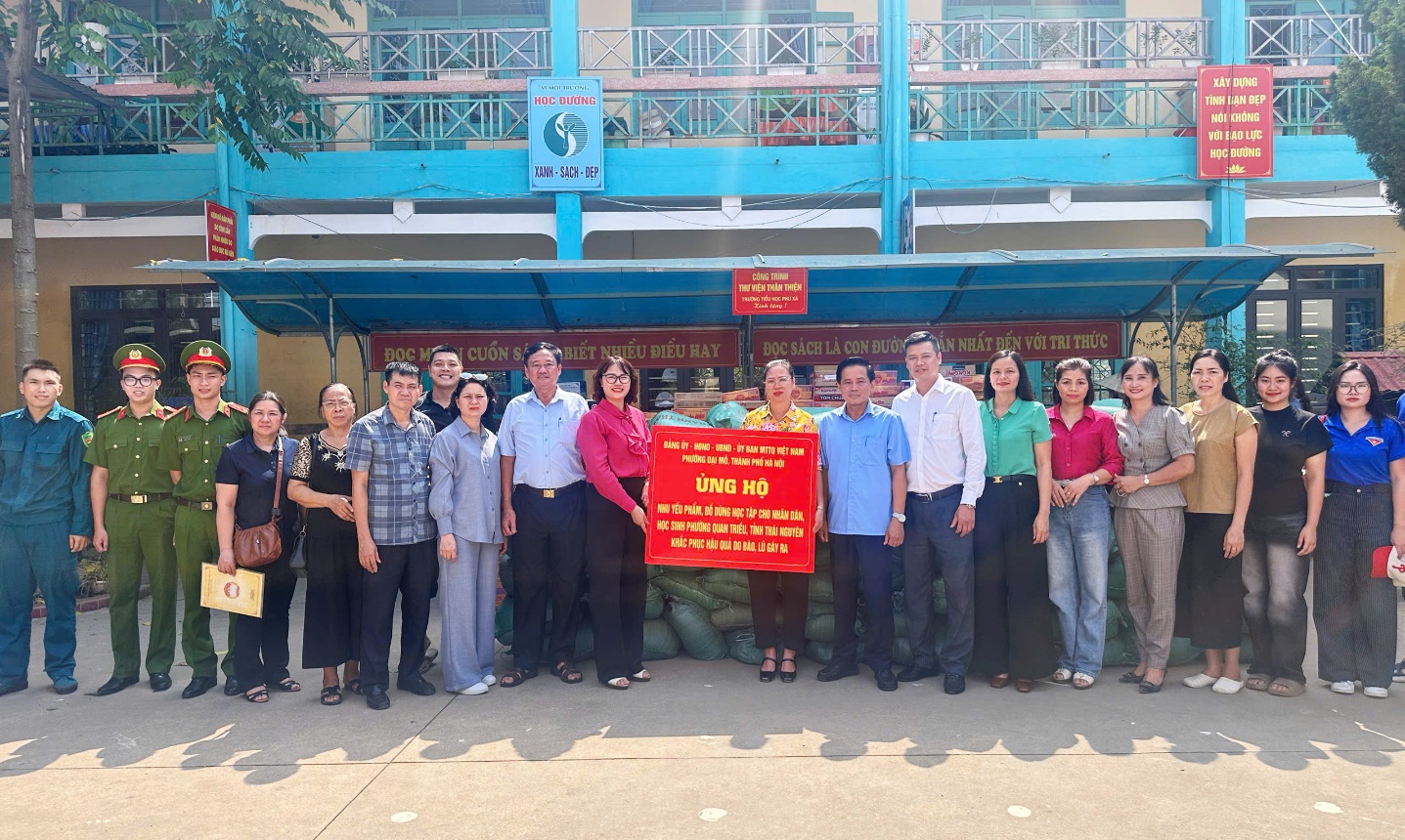 Ủy ban Mặt trận Tổ quốc Việt Nam phường Đại Mỗ trao quà ủng hộ đồng bào bị ảnh hưởng bởi lũ lụt tại phường Quan Triều, tỉnh Thái Nguyên- Ảnh 1.