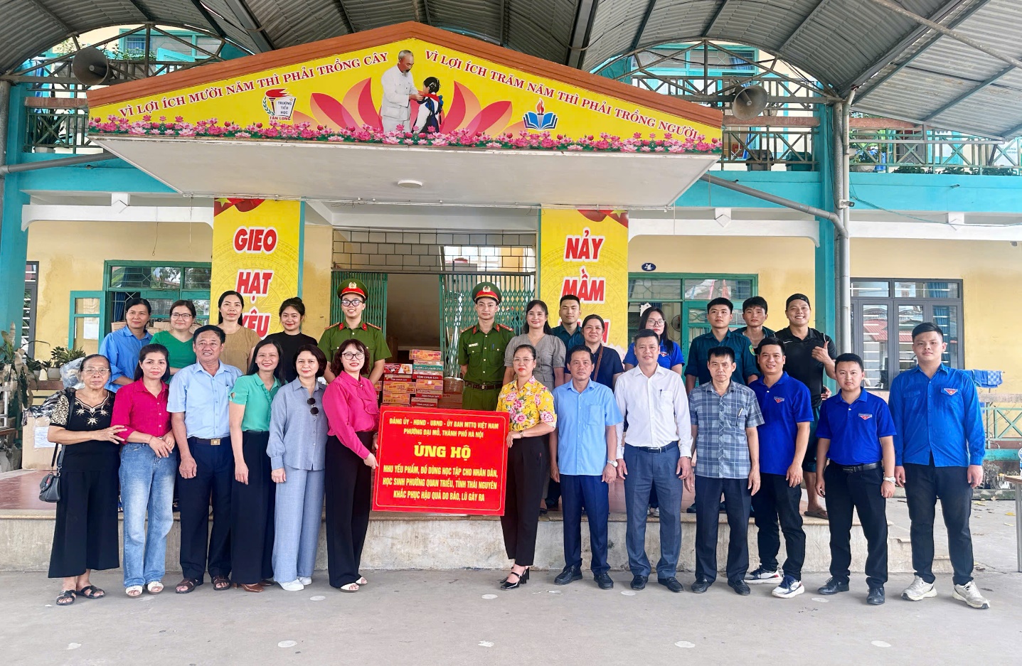 Ủy ban Mặt trận Tổ quốc Việt Nam phường Đại Mỗ trao quà ủng hộ đồng bào bị ảnh hưởng bởi lũ lụt tại phường Quan Triều, tỉnh Thái Nguyên- Ảnh 2.